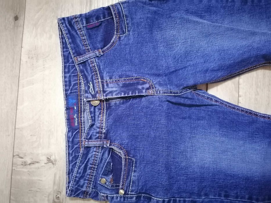 Джинсы на мальчика 7-8лет