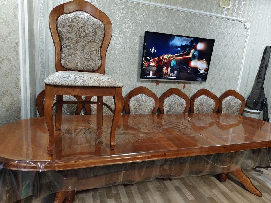 Стол, +12 орындық.