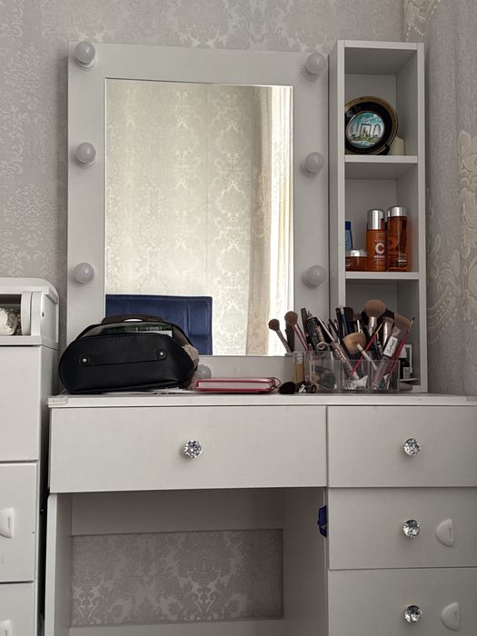 Продам дамский столик