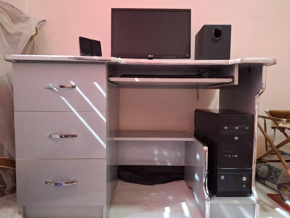 Компьютер и компьютерный стол