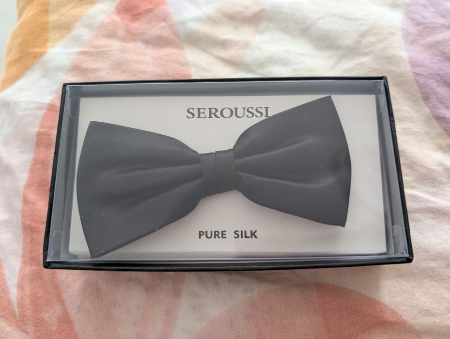 Vând set costum de mire Seroussi în stare excelentă.