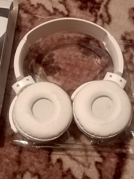 Новые белые наушники