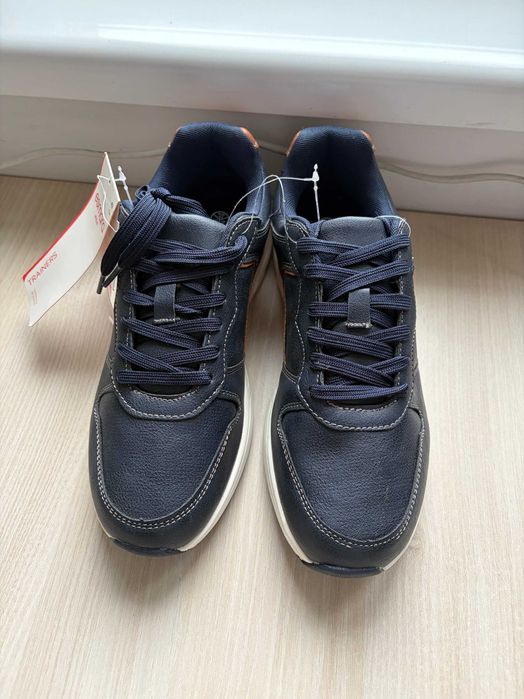 Продавам нови мъжки маратонки Esmara