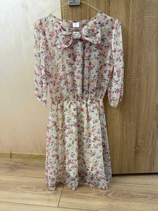 Копринена, цветна рокличка с флорални мотиви