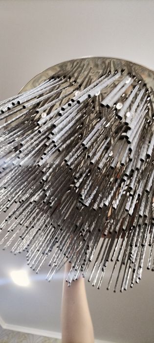 Люстра красивая.