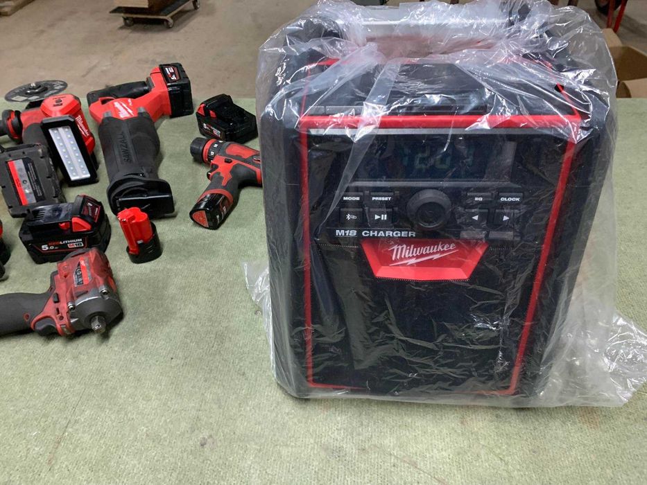 Milwaukee M18  блутут колонка +зарядна станция