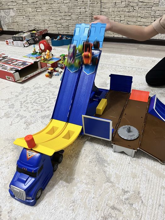 Продам крутой транформер набор Monster Jam
