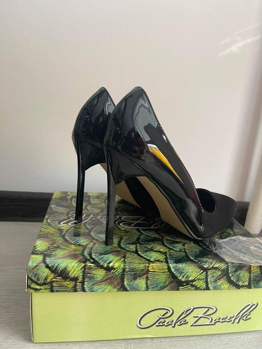 Елегантни обувки на ток