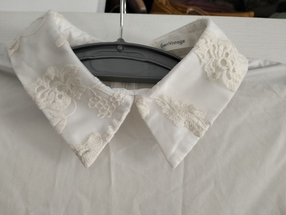 Rochie alba plisata cu broderie