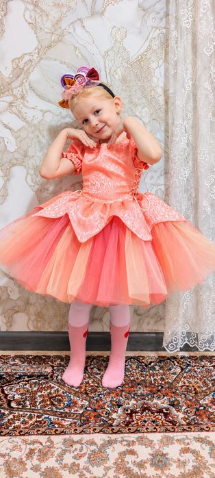Продается платья в комплекте 12 штук и оболочки 12штук,размер 5-6летт