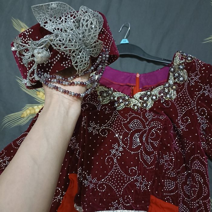 Kelinlar uchun koylak ishton qalpoqchasi bilan