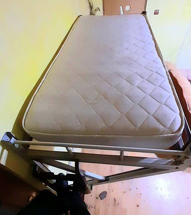 Pat suspendat de perete