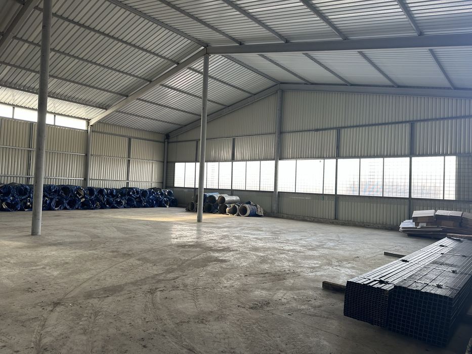 Inchiriez hala metalica