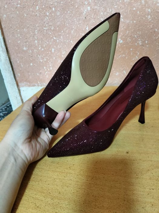 Yangi tufli sotiladi