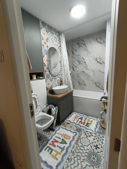 Vând apartament patru camere,Mioveni , renovat de la placă,liber
