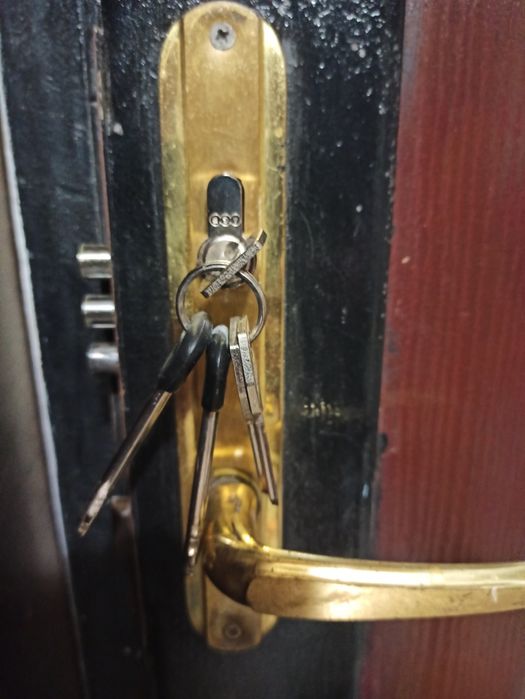 Продавам метална врата