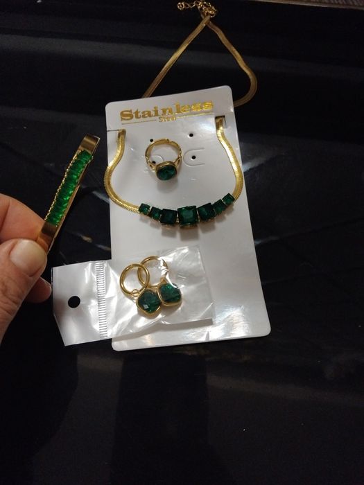 Taqinchoq juda chiroyli yangi. 100 ming