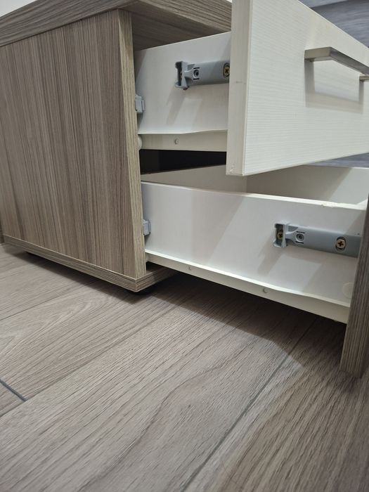 Super pret vanzare BIROU si NOPTIERA in ton, foarte putin utilizate,