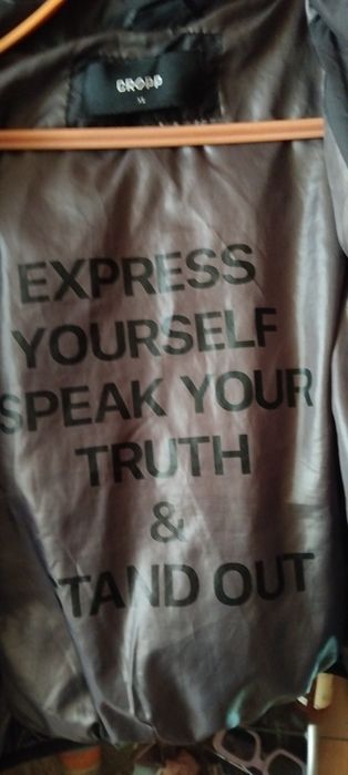 Продавам дамско оригинално яке Croppяке