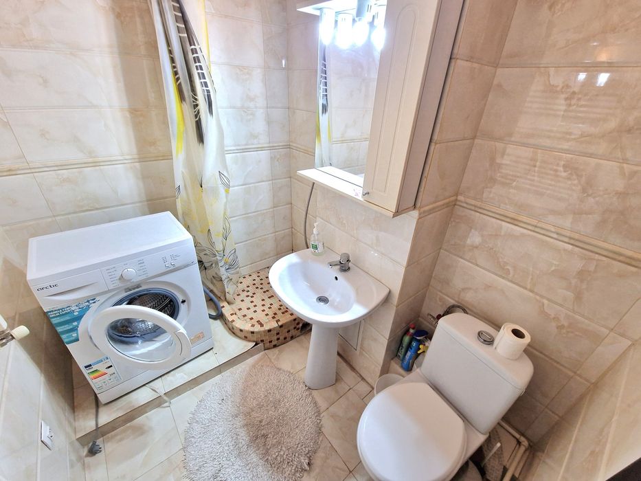 Închiriez 1 cameră etajul 1 zona doja
