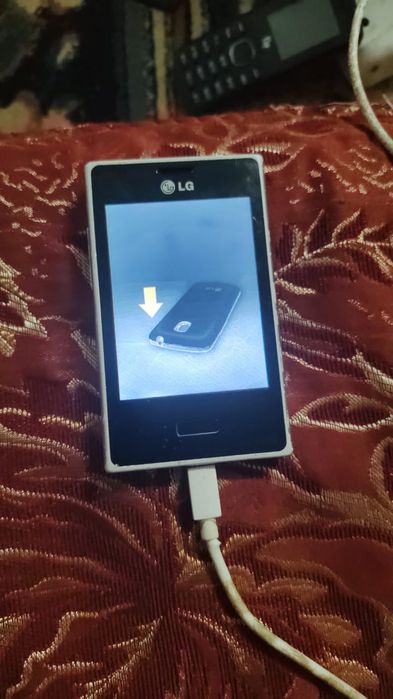 Продам телефон LG всё работает