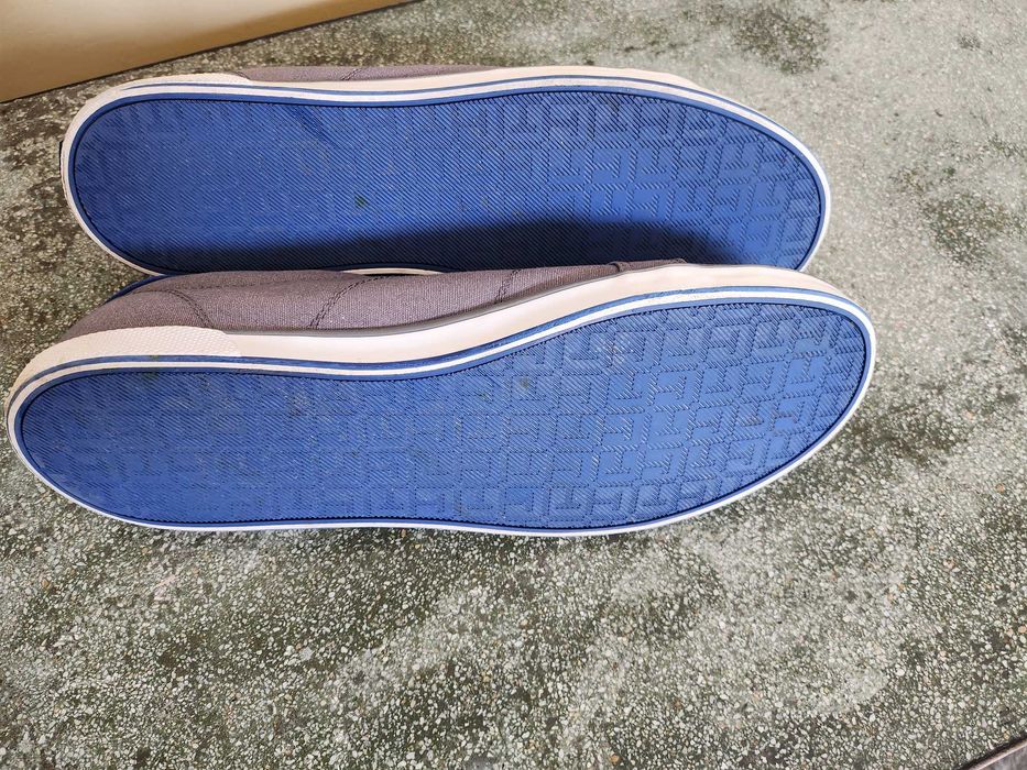 Продавам спортни мъжки обувки на марката Tommy Hilfiger