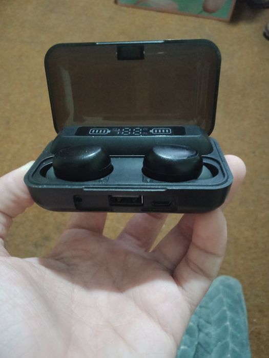 Продаю. Несколько пар! наушников.