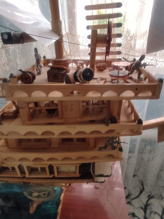 Qul bn taxlangan katta kema sotiladi. Eni 1.5 metr   buyi 1 metr.