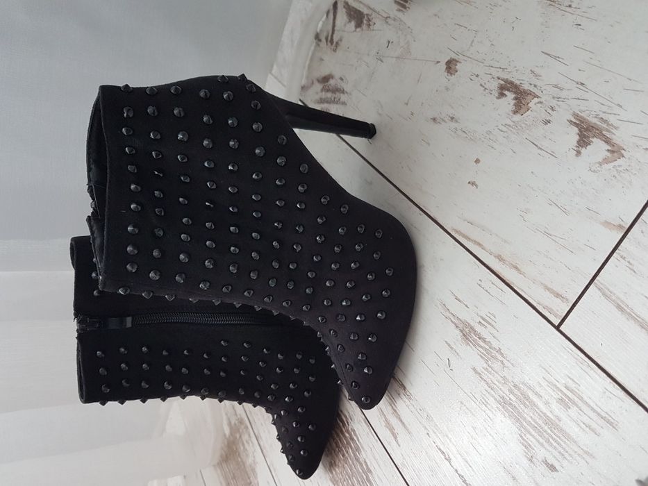 Боти с шипове нови