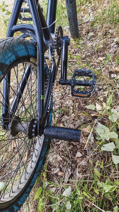 Продавам Monster edition BMX и скейтборд Santa Cruz и Калници за колело