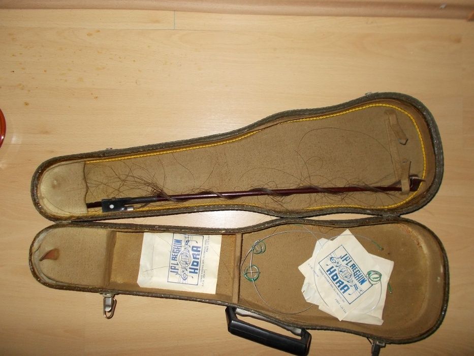 Vand vioara fabricata la Reghin la data de 6-12-1976 marimea 1/2!