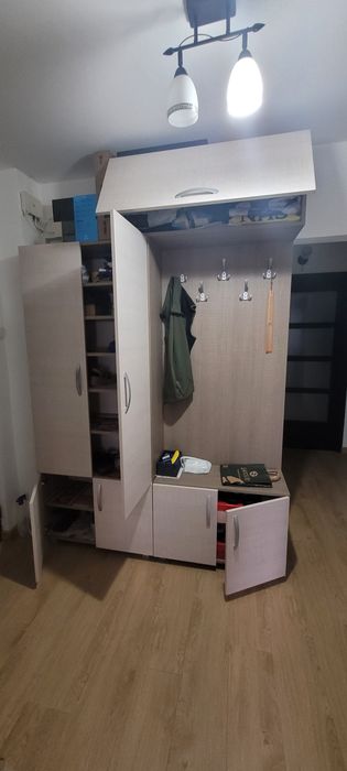 Cuier spatios cu spatiu de depozitare pantofi
