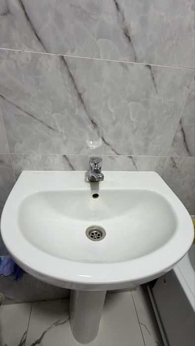 Раковина на пьедестале со смесителем