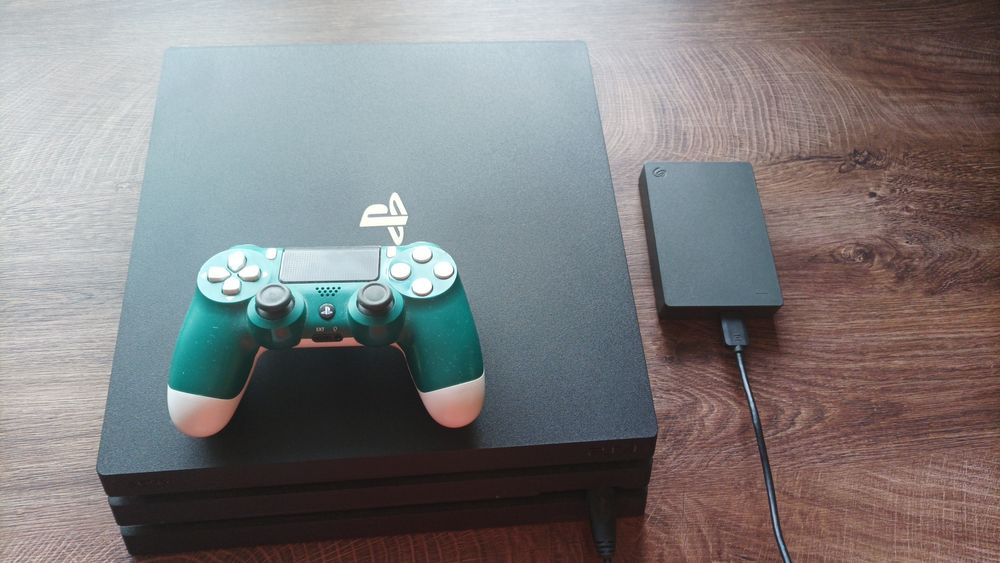 Playstation 4 pro 9.00 с 5tb външен хард диск с над 140 ААА игри