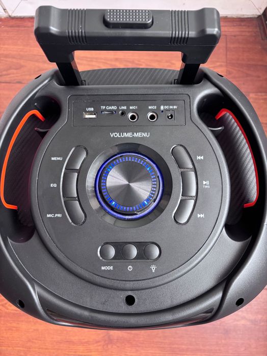 Boxă AKAI 50W cu microfon wireless inclus, folosită o singură dată, stare impecabilă!