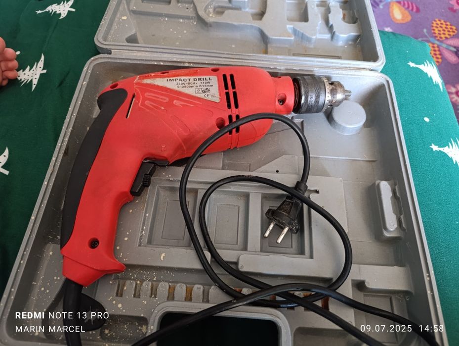 Vând bormașină 710w