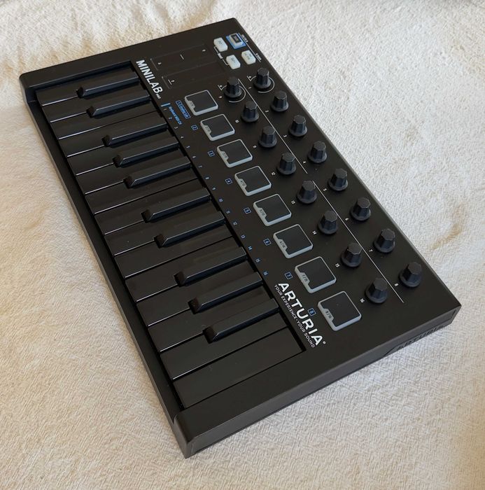 Arturia MiniLab MkII Deep Black — MIDI контролер 25 клавиша, тествана