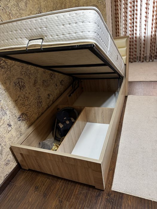 Срочно! Односпальная кровать с подъемным механизмом и матрасом