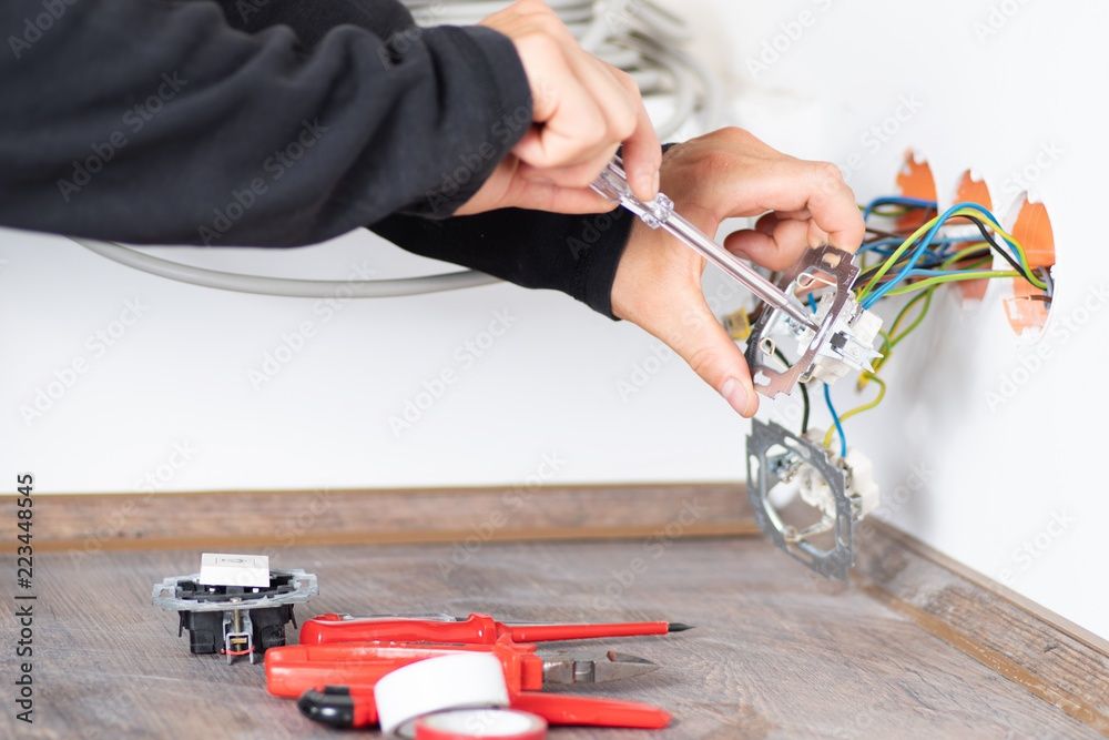 Electrician construcții