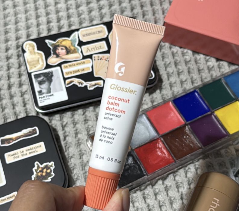 Косметика Rhode, Chanel, Huda Beauty, Glosier