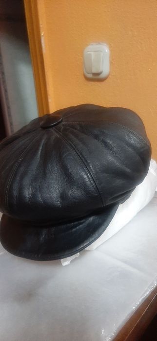 Фуражка из чистой кожи 100% в отличном состояние,продаю дёшево.