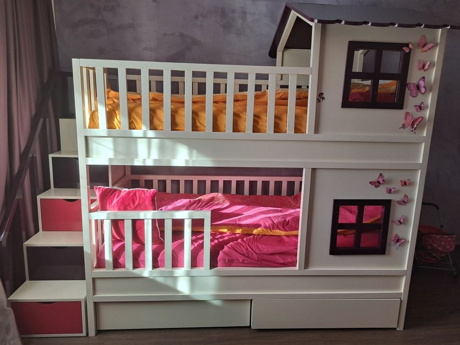 Поръчково двуетажно легло къщичка от масивно дърво