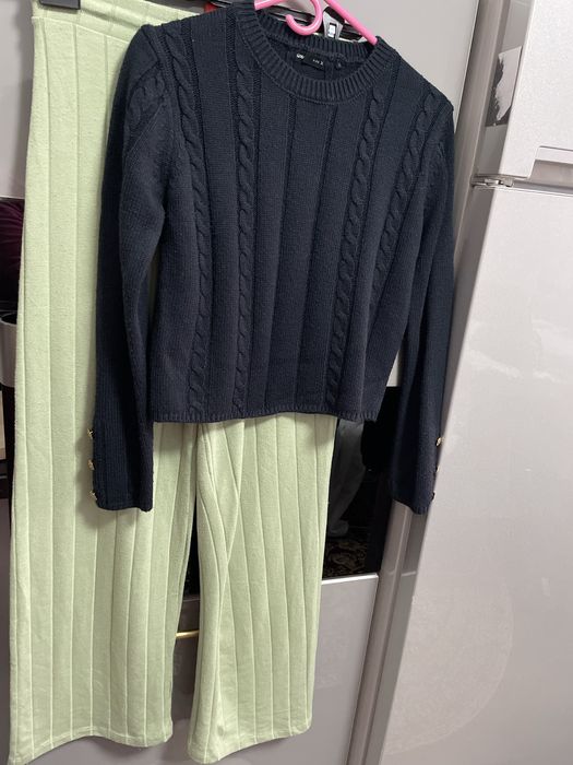 Pantaloni flare si pluover scurt