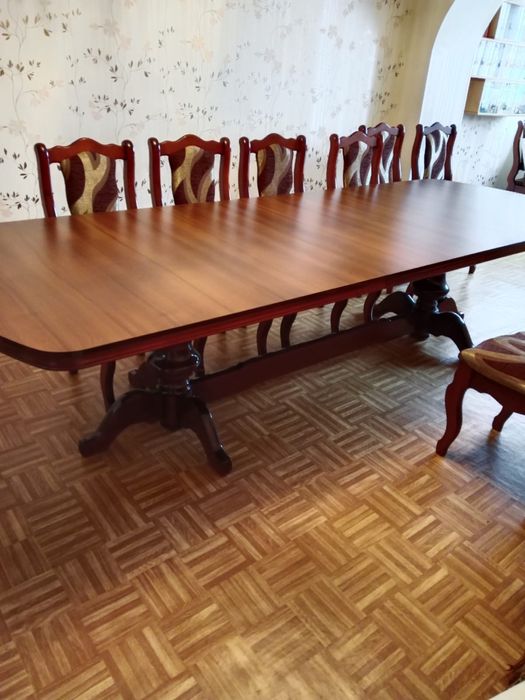 Продается стол со стульями