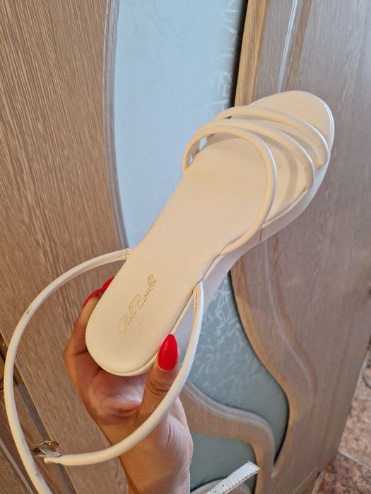 Обувки, носени веднъж на половин цена