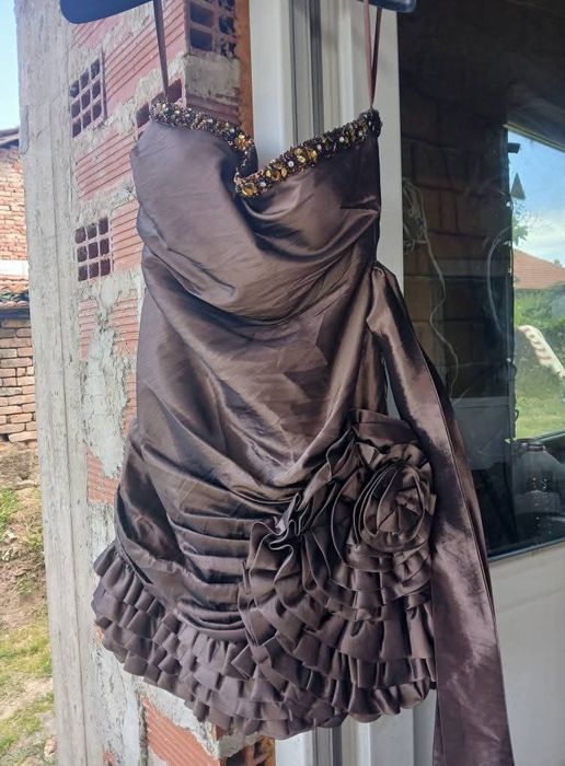 Къса рокля има голямо цвете