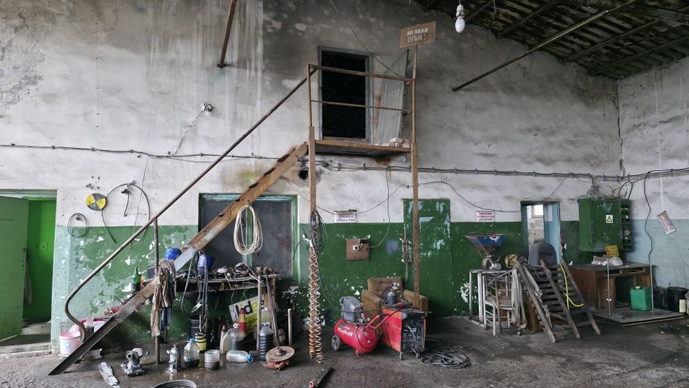 Бизнес имот-селскостопански двор. Офис,склад,работилница,навес