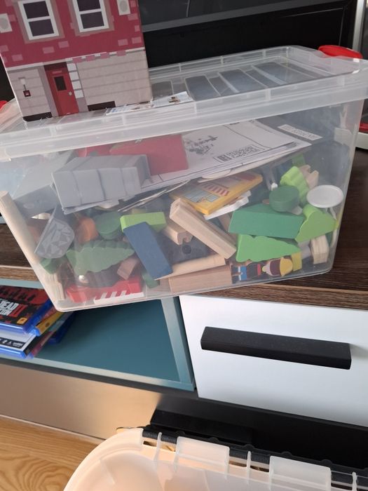 Дървено влакче с много части,ликимотиви и други