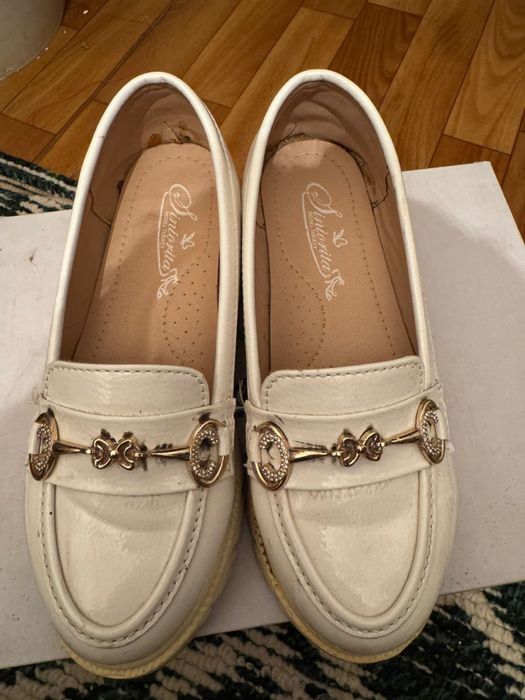 Аяқ киімдер сатылады