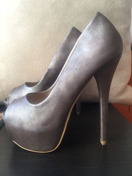 Дамски обувки на висок ток